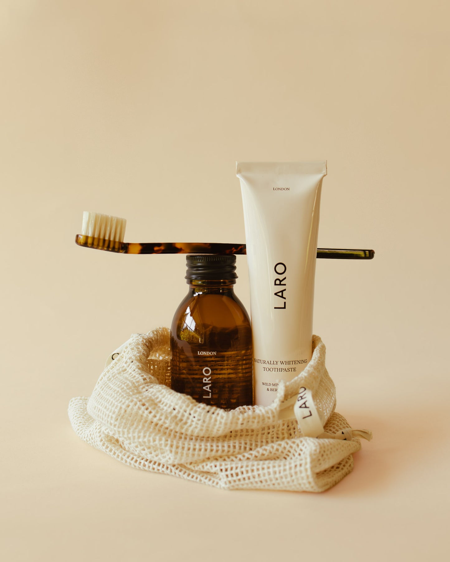 Laro Travel Edit oral care kit in recyclable aluminium packaging, travel-size toothpaste and mouth rinse